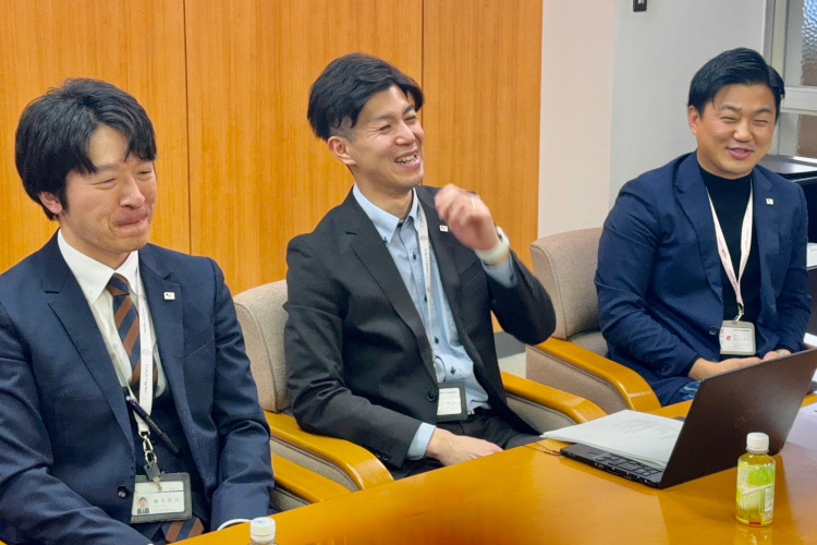 左から順にトヨタモビリティ富山 藤平様、岡田様、長谷川様